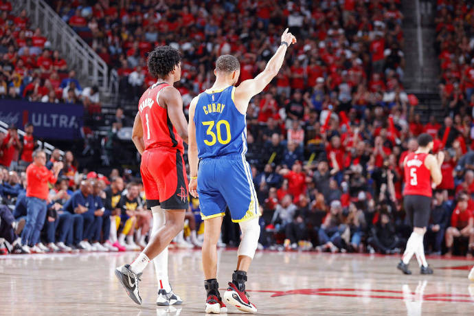 阿斯顿维拉训练开放日，赛前主帅复盘引欢呼，NBA常规赛在即，更衣室氛围转暖的简单介绍